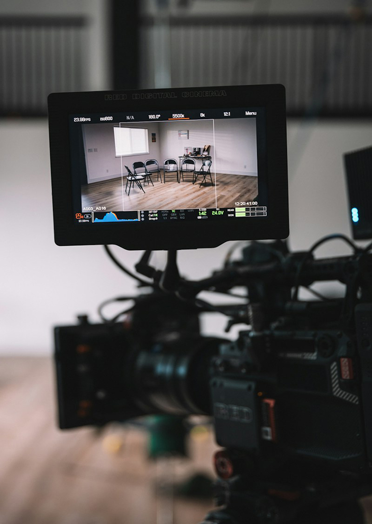 Das Bild zeigt eine hochmoderne professionelle Kamera, die emblematisch für die Filmproduktion in Leipzig steht. Die Kamera strahlt Präzision und Technik aus, was auf eine erstklassige Filmproduktion hindeutet. Dieses visuelle Element vermittelt den Eindruck, dass Leipzig nicht nur über talentierte Kameraleute und hochwertige Ausrüstung verfügt, sondern auch eine Stadt ist, in der die Filmproduktion auf professionellem Niveau praktiziert wird.